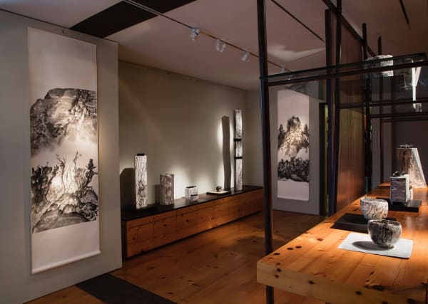 Instalation view of Bingyi: Land of Immortals, Joan B Mirviss LTD, New York, 2022 "冰逸：众神之地"展览现场，纽约Joan B Mirviss LTD，2022